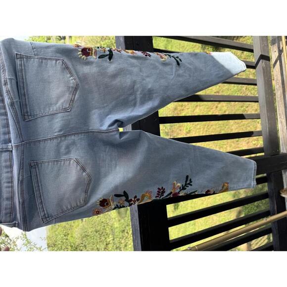 Sandpiper Petite Embroidered Light Denim Jeans Size 4P - Picture 6 of 7